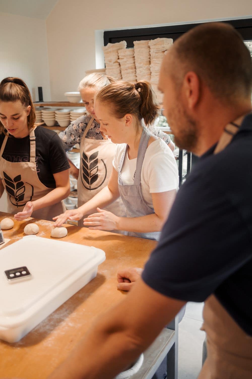 Cursist kneed brood tijdens workshop van Mevrouw de Molenaar